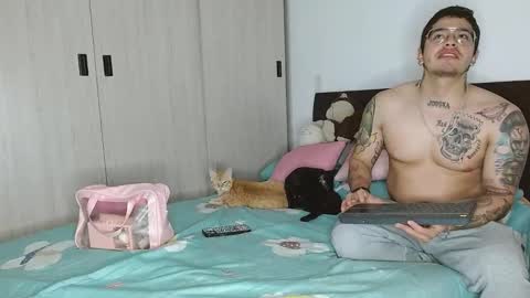 Snapshot of doll_and_sex chatting on 9, 2, 2025 Auro and Santiago online show from 9, 2, 2025