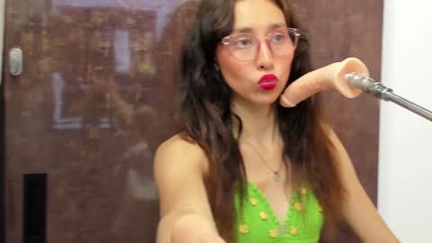 Snapshot of doll_bella_ chatting on 1, 2, 2025 Bella online show from 1, 2, 2025