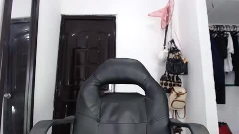 Snapshot of doll_dollys_ chatting on 7, 1, 2025 doll_dollys_ online show from 7, 1, 2025