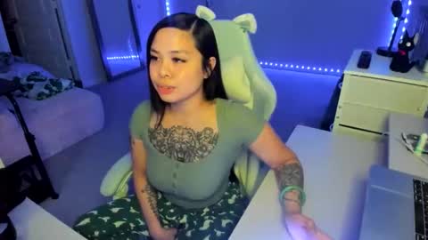 Snapshot of dolllface chatting on 21, 11, 2025 DOLLLFACE online show from 21, 11, 2025