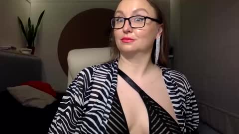 Snapshot of dom_mummy chatting on 5, 11, 2025 DOM MUMMY online show from 5, 11, 2025