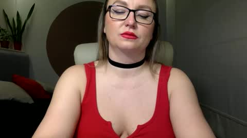 Snapshot of dom_mummy chatting on 19, 11, 2025 DOM MUMMY online show from 19, 11, 2025