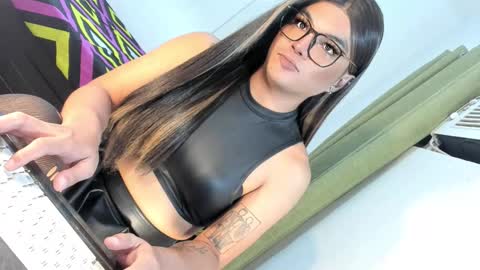 Snapshot of domina_angela chatting on 16, 10, 2025 ANGELA online show from 16, 10, 2025