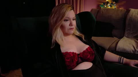 Snapshot of dominasadique chatting on 4, 12, 2025 SADE online show from 4, 12, 2025