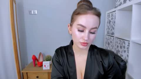 Snapshot of donnasensual chatting on 19, 11, 2025 DonnaSensual online show from 19, 11, 2025