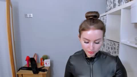 Snapshot of donnasensual chatting on 21, 11, 2025 DonnaSensual online show from 21, 11, 2025