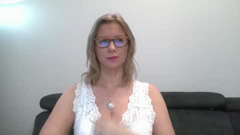 Snapshot of doreenkiss chatting on 21, 11, 2025 DoreenSexy online show from 21, 11, 2025