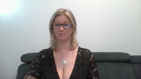 Snapshot of doreenkiss chatting on 5, 12, 2025 DoreenSexy online show from 5, 12, 2025