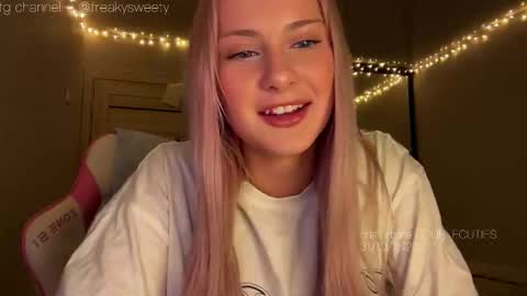 Snapshot of doublecuties chatting on 31, 10, 2025 Lana Eva dont forget to give us a thumb up online show from 31, 10, 2025