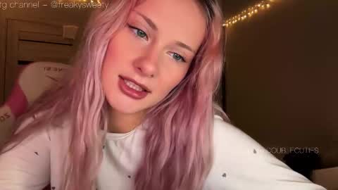 Snapshot of doublecuties chatting on 3, 11, 2025 Lana Eva dont forget to give us a thumb up online show from 3, 11, 2025