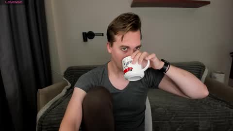 Snapshot of dr_your_dream chatting on 25, 10, 2025 Mervin online show from 25, 10, 2025