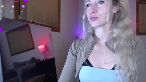 Snapshot of dualipa_unseen chatting on 9, 9, 2025 dualipa_unseen online show from 9, 9, 2025