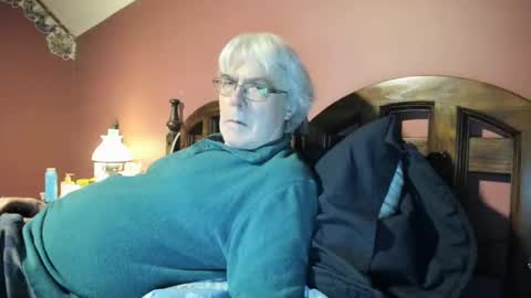 Snapshot of dug38 chatting on 27, 10, 2025 Doug online show from 27, 10, 2025