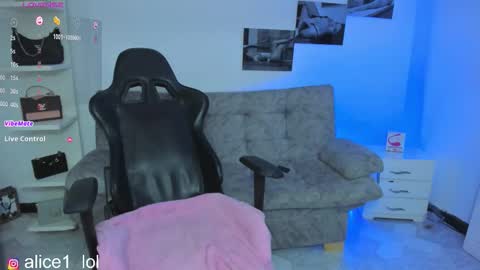 Snapshot of dulce_alice_ chatting on 8, 11, 2025 ALICE online show from 8, 11, 2025