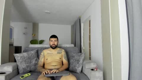 Jlozada05 online show from 9, 2, 2026