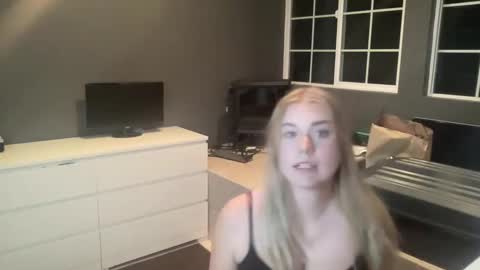 dumbblondexoxo online show from 12, 12, 2024