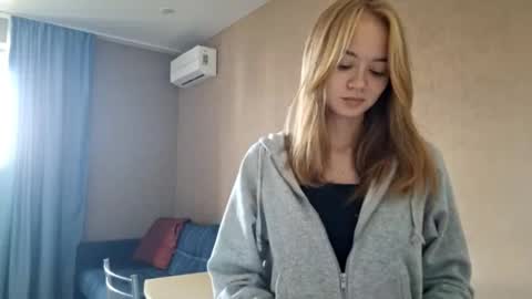 Snapshot of dustidickirson chatting on 12, 10, 2025 Alisa online show from 12, 10, 2025