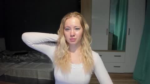 Snapshot of e___lisa chatting on 18, 12, 2025 fansly - yourbestbaby online show from 18, 12, 2025