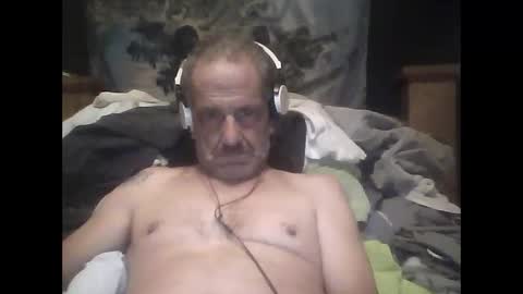 Snapshot of easye4015 chatting on 17, 10, 2025 Easye online show from 17, 10, 2025