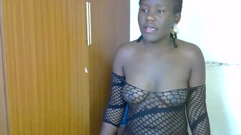 Snapshot of ebonnyqueeen chatting on 4, 12, 2025 Queen online show from 4, 12, 2025