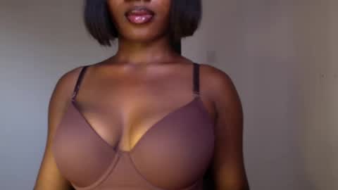 Snapshot of ebony_pussy98 chatting on 4, 5, 2026 delilah online show from 4, 5, 2026