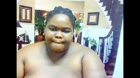 Snapshot of ebonyhotbuns4u2luv chatting on 5, 3, 2025 ebonyhotbuns4u2luv online show from 5, 3, 2025