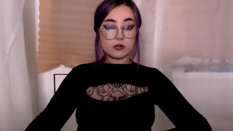 Snapshot of ediefris chatting on 19, 11, 2025 fickle demon made of clumps of matter online show from 19, 11, 2025