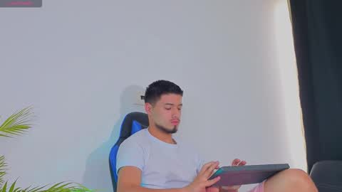 Snapshot of edwardross_ chatting on 26, 10, 2025 Edward Ross online show from 26, 10, 2025