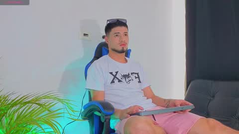 Snapshot of edwardross_ chatting on 2, 11, 2025 Edward Ross online show from 2, 11, 2025