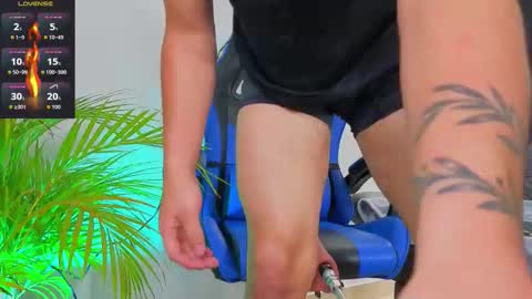 Snapshot of edwardross_ chatting on 4, 11, 2025 Edward Ross online show from 4, 11, 2025