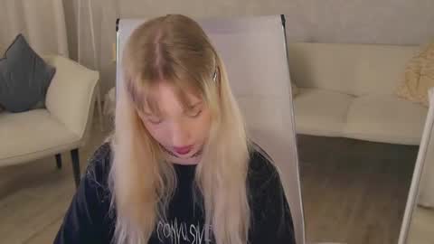 EVA NON NUDE online show from 19, 5, 2026