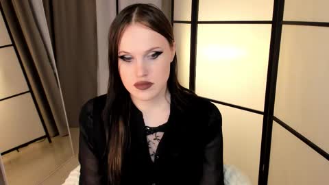 Effie Mur online show from 3, 2, 2026