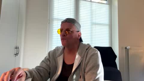 Snapshot of eichelhorn chatting on 27, 10, 2025 eichelhorn online show from 27, 10, 2025