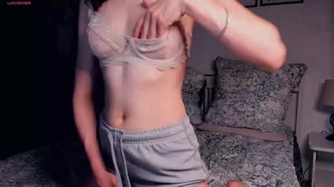 Snapshot of el1s_well chatting on 2, 2, 2025 Elis 3 online show from 2, 2, 2025