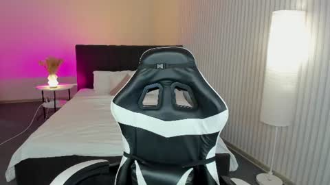 Snapshot of elara_irving chatting on 7, 7, 2026 Elly online show from 7, 7, 2026