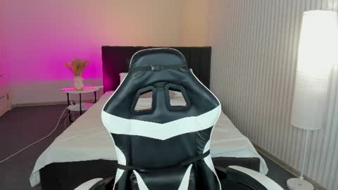 Snapshot of elara_irving chatting on 7, 7, 2026 Elly online show from 7, 7, 2026