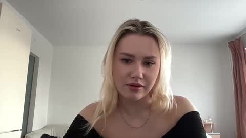 Snapshot of elaraluxxxe chatting on 17, 2, 2025 elaraluxxxe online show from 17, 2, 2025