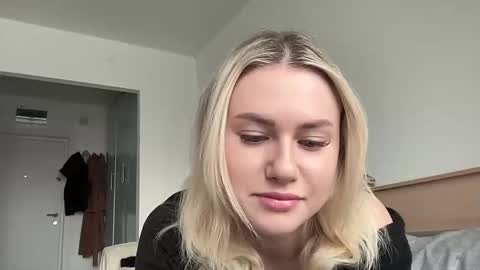 Snapshot of elaraluxxxe chatting on 19, 2, 2025 elaraluxxxe online show from 19, 2, 2025