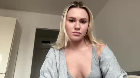 Snapshot of elaraluxxxe chatting on 11, 3, 2025 elaraluxxxe online show from 11, 3, 2025