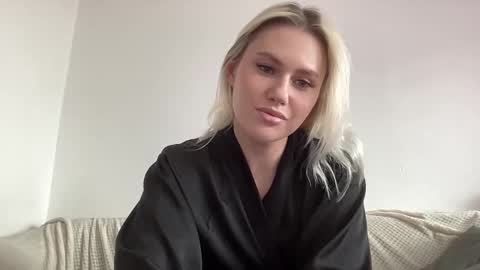 Snapshot of elaraluxxxe chatting on 24, 9, 2025 elaraluxxxe online show from 24, 9, 2025