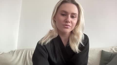 Snapshot of elaraluxxxe chatting on 8, 10, 2025 elaraluxxxe online show from 8, 10, 2025