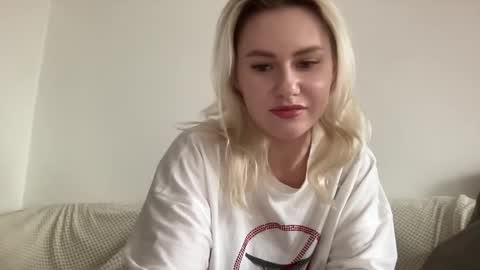 Snapshot of elaraluxxxe chatting on 21, 10, 2025 elaraluxxxe online show from 21, 10, 2025