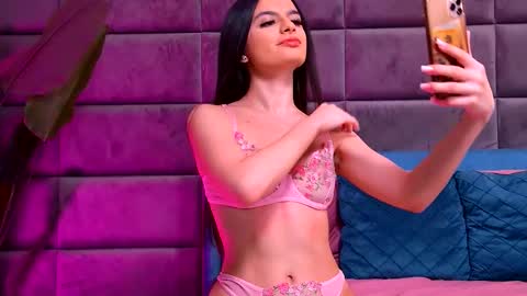 Snapshot of elaramorel chatting on 14, 12, 2025 Elara online show from 14, 12, 2025