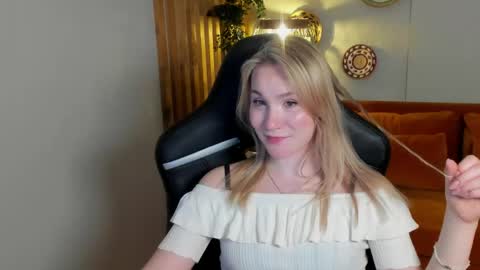 Snapshot of elaravoltage chatting on 12, 5, 2026 elaravoltage online show from 12, 5, 2026