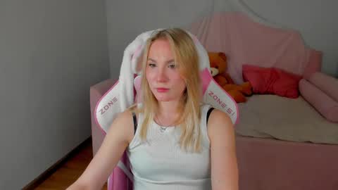 Snapshot of elaravoltage chatting on 13, 5, 2026 elaravoltage online show from 13, 5, 2026