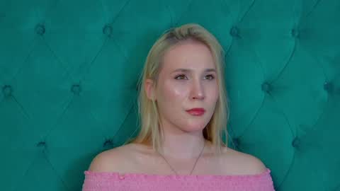 Snapshot of elaravoltage chatting on 4, 6, 2026 elaravoltage online show from 4, 6, 2026
