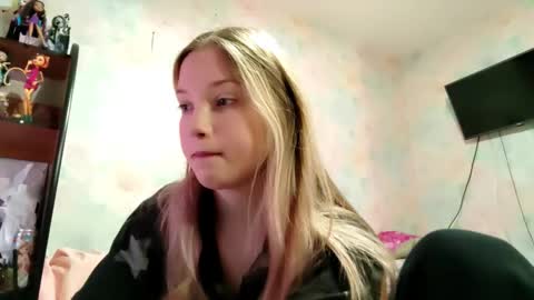 Snapshot of elaynecinco chatting on 2, 3, 2026 MIa online show from 2, 3, 2026