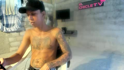 Snapshot of elchicletv chatting on 12, 1, 2025 El CHICLE TV - SHOW online show from 12, 1, 2025