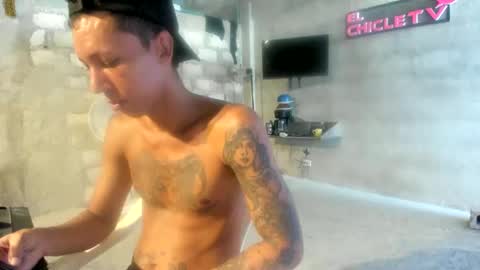Snapshot of elchicletv chatting on 10, 2, 2025 El CHICLE TV - SHOW online show from 10, 2, 2025