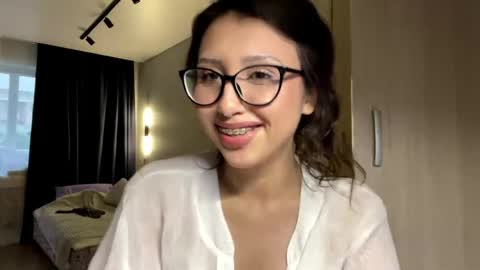 Snapshot of eleanorefrens chatting on 27, 5, 2026 Alice online show from 27, 5, 2026